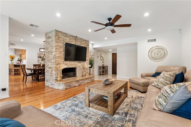 Detail Gallery Image 5 of 22 For 15936 Osborne St, North Hills,  CA 91343 - 3 Beds | 2 Baths