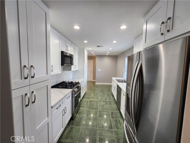 Detail Gallery Image 6 of 34 For 22240 Burton, Canoga Park,  CA 91304 - 4 Beds | 3 Baths