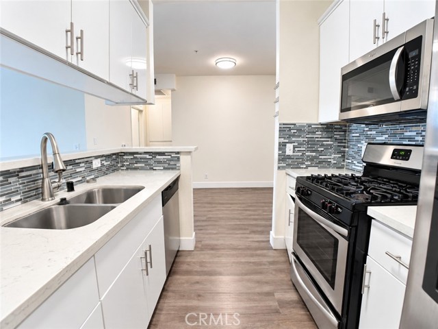 11657 Oxnard Street, 109 photo 15
