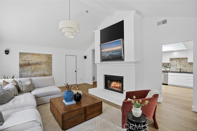 983 Oak Street, Costa Mesa CA: https://media.crmls.org/medias/862bcfbf-fc84-483a-b9c6-81e04ebabd7a.jpg