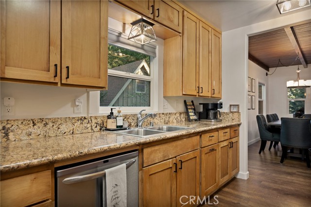 Detail Gallery Image 12 of 45 For 717 Crest Estates, Lake Arrowhead,  CA 92352 - 3 Beds | 3 Baths