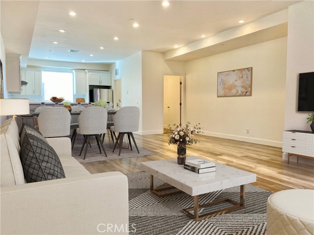 Detail Gallery Image 7 of 39 For 7327 Kester Ave #6,  Van Nuys,  CA 91405 - 4 Beds | 3/1 Baths