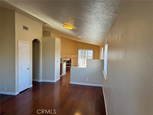 Detail Gallery Image 4 of 22 For 12620 White Fir Way, Victorville,  CA 92392 - 4 Beds | 2 Baths