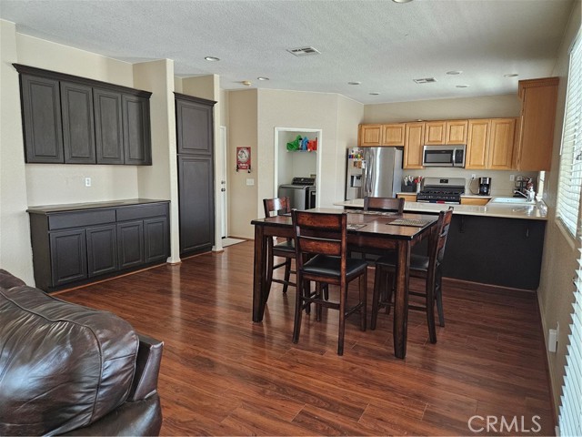 Detail Gallery Image 11 of 66 For 2314 Donatello St, Lancaster,  CA 93535 - 4 Beds | 3 Baths