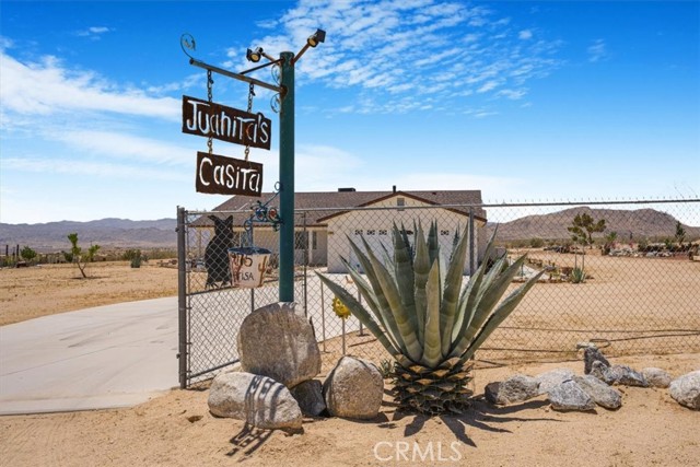 61975 La Brisa Drive, Joshua Tree CA: https://media.crmls.org/medias/863780b6-66df-428c-9af0-44f5d77894b9.jpg