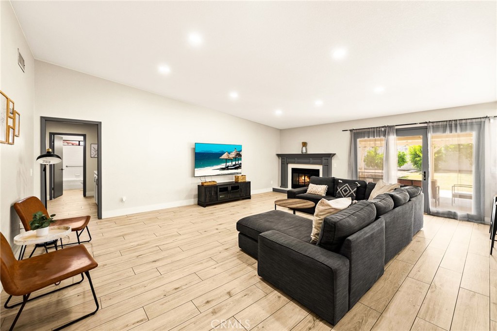 MLS #OC25120439 img 3