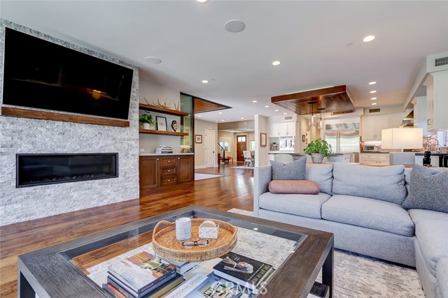 1833 8th Street, Manhattan Beach CA: https://media.crmls.org/medias/86381fcc-b4c2-4b5a-a77a-afac0d98fb2b.jpg