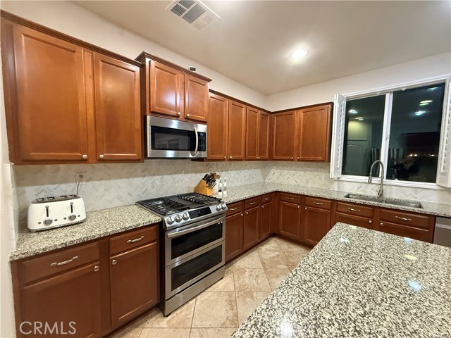 Detail Gallery Image 7 of 43 For 2274 Dwight Ct, Rosamond,  CA 93560 - 5 Beds | 3 Baths