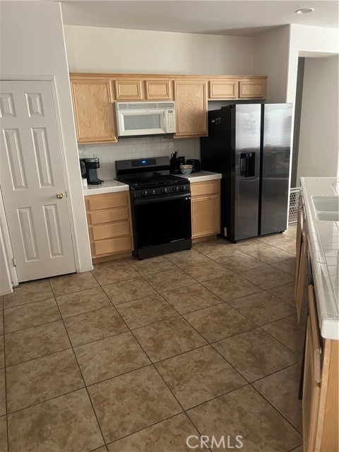 Detail Gallery Image 5 of 16 For 13343 Vista Verde St, Victorville,  CA 92392 - 5 Beds | 2 Baths