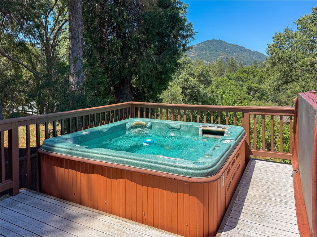 https://media.crmls.org/medias/863fbef3-43f2-4b8e-b89a-9298843b9760.jpg?preset=X-Large