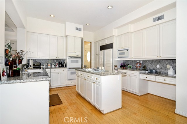25339 Prado De Los Arboles, Calabasas CA: https://media.crmls.org/medias/864876ac-4c5d-4883-8467-1ce429f68c0d.jpg