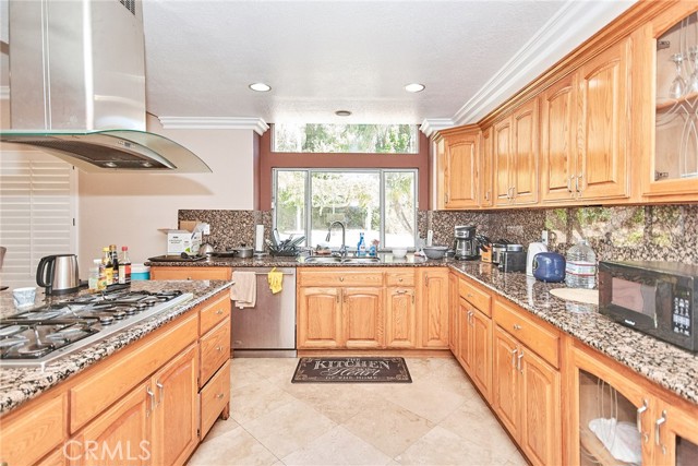 Detail Gallery Image 6 of 15 For 16 Los Felis, Pomona,  CA 91766 - 4 Beds | 4 Baths