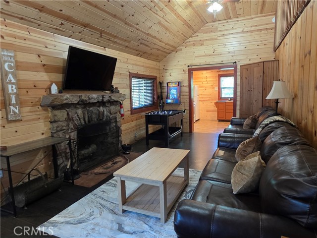 Detail Gallery Image 2 of 12 For 344 Edgemoor, Big Bear Lake,  CA 92315 - 2 Beds | 1 Baths