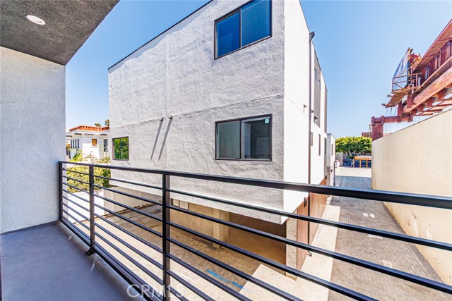 Detail Gallery Image 14 of 27 For 1859 Crenshaw Bld #1/2,  Los Angeles,  CA 90019 - 4 Beds | 3 Baths