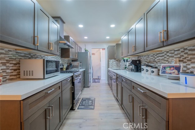 Detail Gallery Image 12 of 35 For 16732 Lassen St, Northridge,  CA 91343 - 3 Beds | 3 Baths