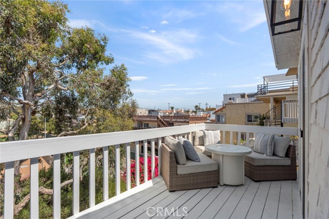 920 Loma Drive, Hermosa Beach, California 90254, 3 Bedrooms Bedrooms, ,2 BathroomsBathrooms,Residential,Sold,Loma,SB24127387