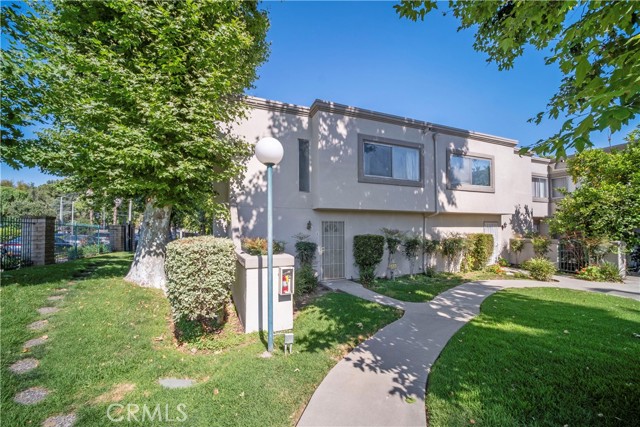 18516 Mayall Street, Northridge CA: https://media.crmls.org/medias/8659fa8c-393d-469b-9934-b62d496cb5d9.jpg