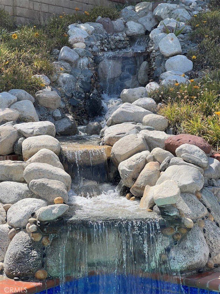 https://media.crmls.org/medias/865a2307-d9c9-4310-92ab-39fab00a015b.jpg?preset=X-Large