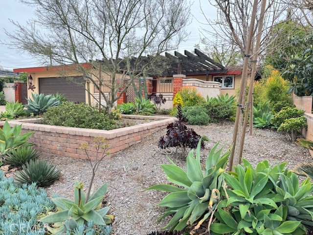 880 Dennis Avenue photo 3