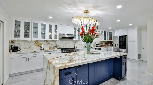 17230 San Lorenzo Circle, Fountain Valley CA: https://media.crmls.org/medias/8660f431-1f55-46fe-9380-f27b5fafc5bf.jpg
