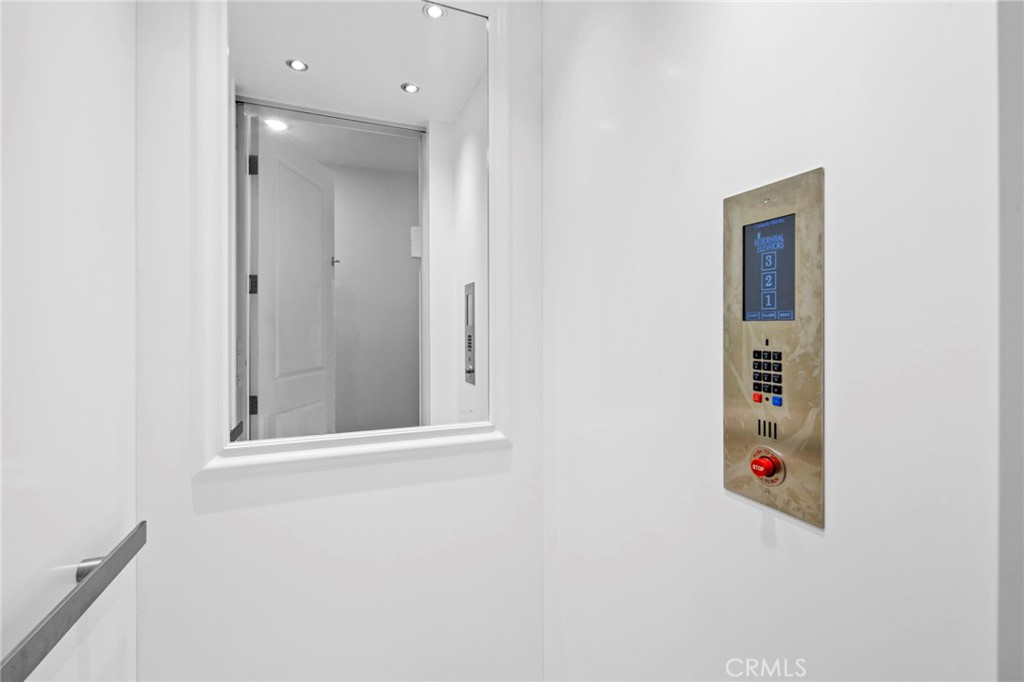 https://media.crmls.org/medias/866288f7-4230-40bd-be21-77a7000ace7e.jpg?preset=X-Large