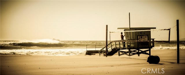 Yards to the strand, sand and beach!