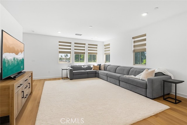 Detail Gallery Image 10 of 29 For 10319 Triple Crown Ln, Cypress,  CA 90720 - 4 Beds | 3/1 Baths