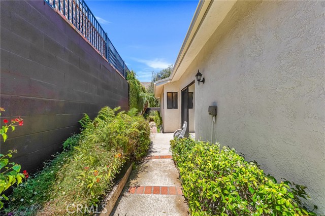 221 Acacia Lane, Newbury Park CA: https://media.crmls.org/medias/86696c47-626f-49da-ad71-60ddff64c7ed.jpg