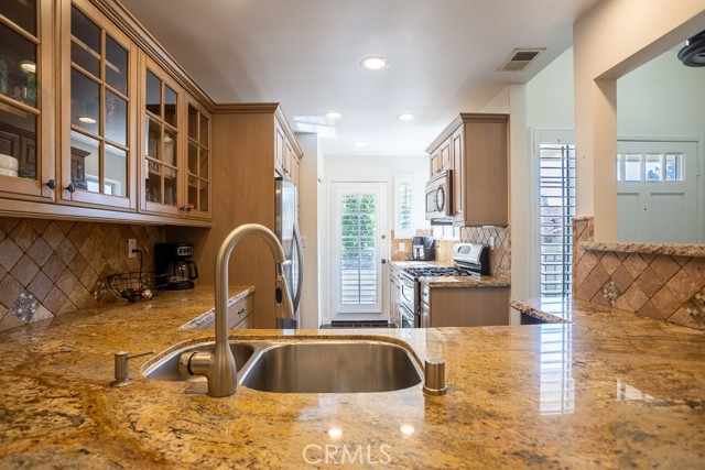 Detail Gallery Image 4 of 25 For 23930 Arroyo Park Dr #111,  Valencia,  CA 91355 - 2 Beds | 2 Baths