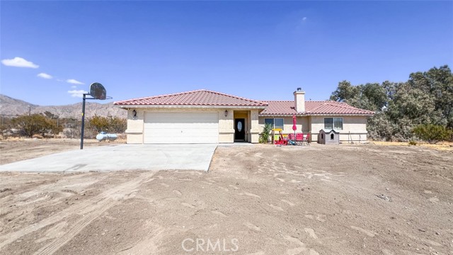 Detail Gallery Image 1 of 40 For 9465 Lanning Ln, Morongo Valley,  CA 92256 - 3 Beds | 2 Baths