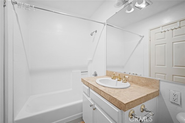 Detail Gallery Image 14 of 20 For 7045 Woodley Ave #212,  Van Nuys,  CA 91406 - 2 Beds | 2 Baths