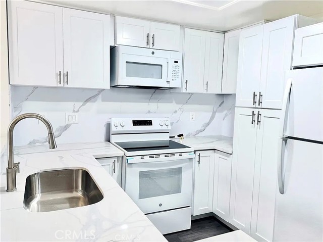 Detail Gallery Image 4 of 11 For 7 Stanford Ct, Irvine,  CA 92612 - 3 Beds | 3 Baths