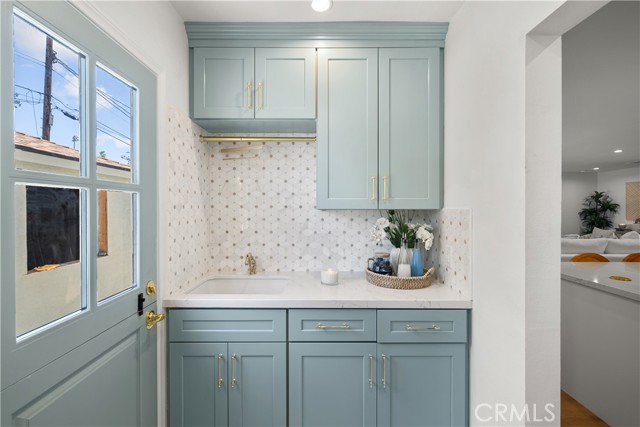 Detail Gallery Image 9 of 39 For 8054 Cedros Ave, Panorama City,  CA 91402 - 5 Beds | 3/1 Baths