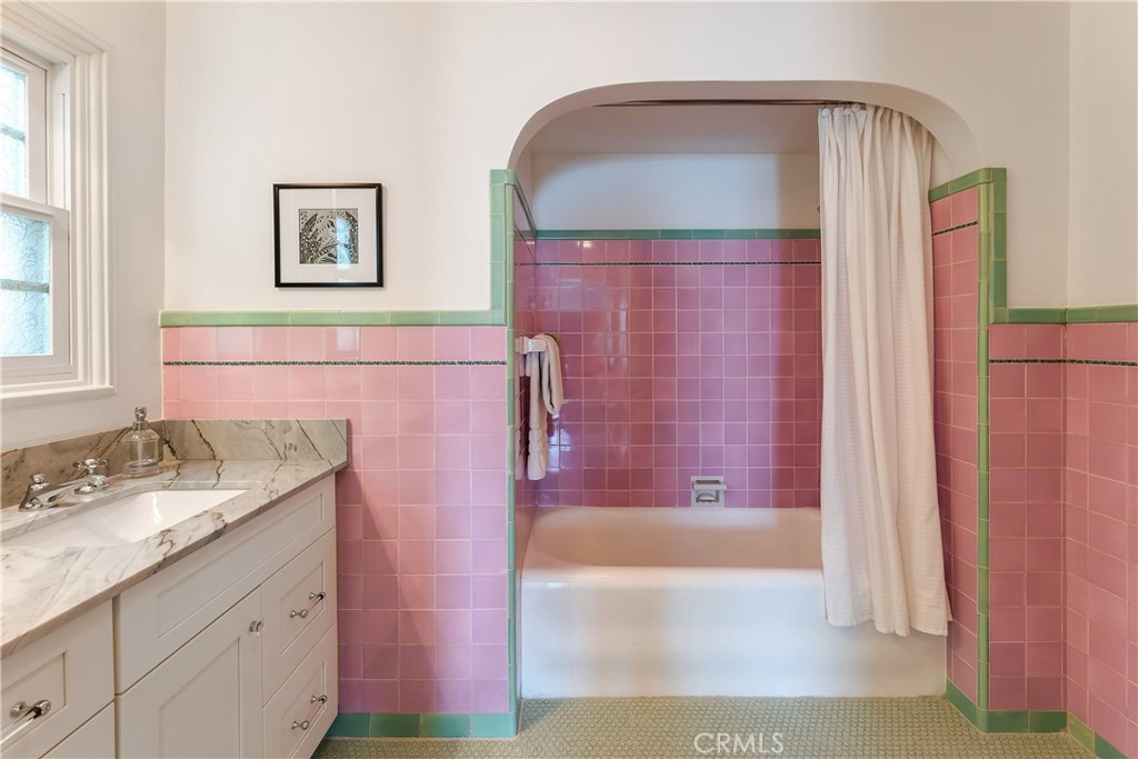 https://media.crmls.org/medias/8675621f-e5b4-4d6c-b6f4-5c51284c76fd.jpg?preset=X-Large