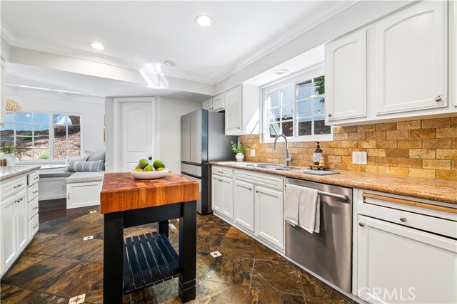 Detail Gallery Image 25 of 73 For 4590 Ensenada Dr, Woodland Hills,  CA 91364 - 3 Beds | 2/1 Baths