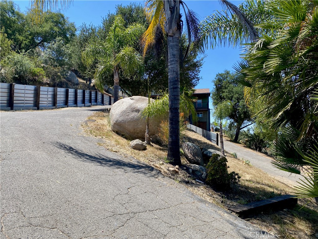 https://media.crmls.org/medias/867cbcb2-d456-4718-894b-f1175c7e277e.jpg?preset=X-Large