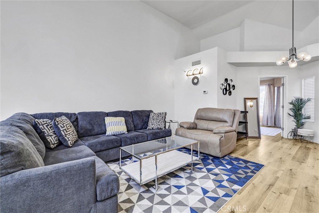 https://media.crmls.org/medias/867cc608-efb4-4084-ab42-80ec198dcbb4.jpg?preset=X-Large