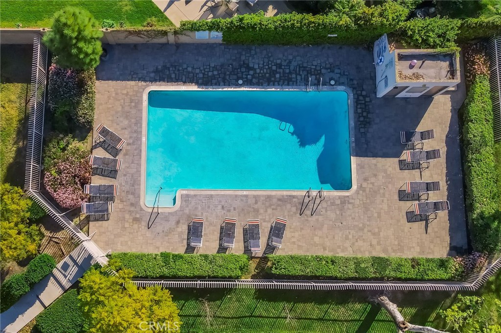 https://media.crmls.org/medias/867cd699-373c-442e-b6bb-0966bd97abff.jpg?preset=X-Large