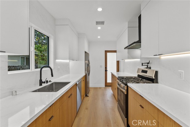 Detail Gallery Image 8 of 38 For 5730 Stansbury Ave, Van Nuys,  CA 91401 - 3 Beds | 2 Baths