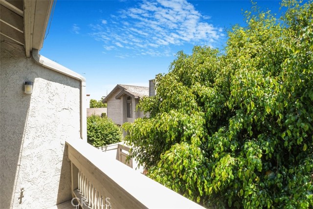2220 E Chapman Avenue, Fullerton CA: https://media.crmls.org/medias/867d49f8-958f-4255-891b-2cdf25c3d1b8.jpg