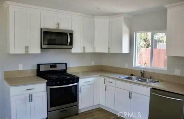 Detail Gallery Image 4 of 8 For 7339 De Soto Ave, Canoga Park,  CA 91304 - 2 Beds | 2 Baths