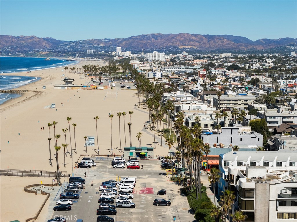 https://media.crmls.org/medias/867ee15e-1e71-44c6-b0fb-4dbbf35449a7.jpg?preset=X-Large
