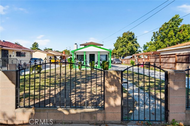 Detail Gallery Image 6 of 33 For 1803 E 109th Pl, Los Angeles,  CA 90059 - 5 Beds | 2 Baths