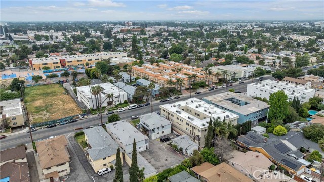 6862 Hazeltine Avenue, Van Nuys CA: https://media.crmls.org/medias/868205f8-771e-4288-a72f-1d4b14e272ca.jpg
