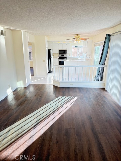 Detail Gallery Image 10 of 54 For 2450 via Pacifica, Corona,  CA 92882 - 4 Beds | 3 Baths