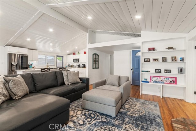 Detail Gallery Image 7 of 34 For 16750 Septo, Northridge,  CA 91343 - 5 Beds | 3 Baths