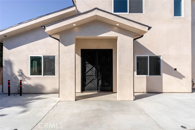 Detail Gallery Image 2 of 23 For 6850 1/2 Ranchito Ave, Van Nuys,  CA 91405 - 3 Beds | 3 Baths