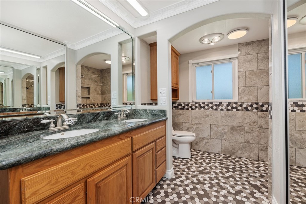1075 La Reina - photo 16