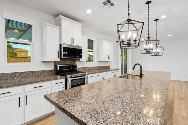 Detail Gallery Image 12 of 41 For 29120 Tanoak, Lake Elsinore,  CA 92530 - 4 Beds | 2/1 Baths