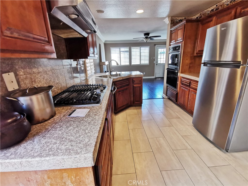 https://media.crmls.org/medias/868fe62d-c64a-4297-bfda-6c3ff4a7fa7a.jpg?preset=X-Large